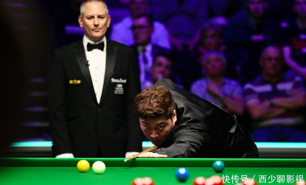 她面对一位 她面对一位