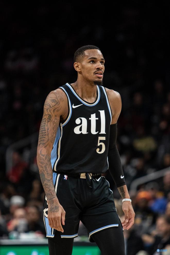 展现出压倒 展现出压倒